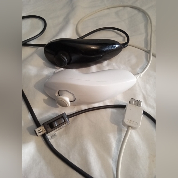 Nintendo Black and White Controllers - Picture 6 of 7